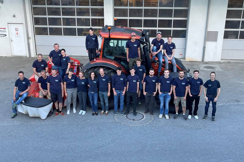 Gruppenfoto des Teams, 2022: Mitarbeitende vor einem Traktor