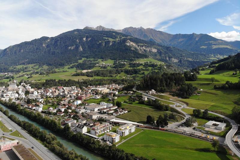 Luftaufnahme von Ilanz mit Vorderrhein und Bündner Bergen