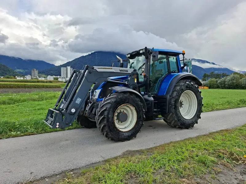 Valtra N163D mit Frontlader auf einer Feldstrasse