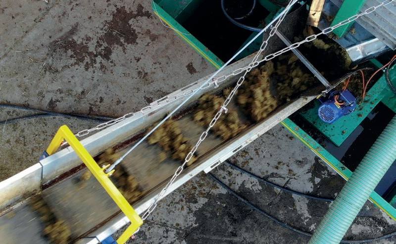 Abgetrennte Feststoffe auf dem Förderband des Separators